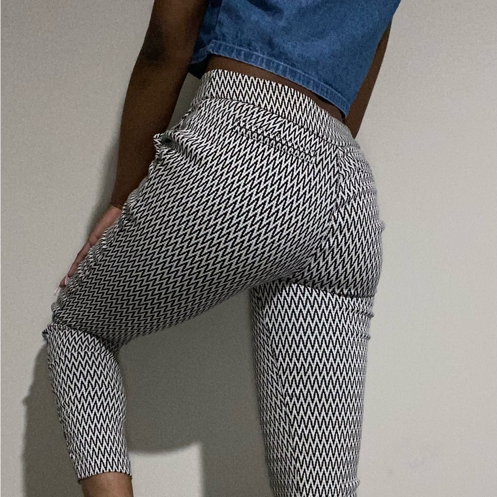black & white chevron patterned pants
originally from Papaya